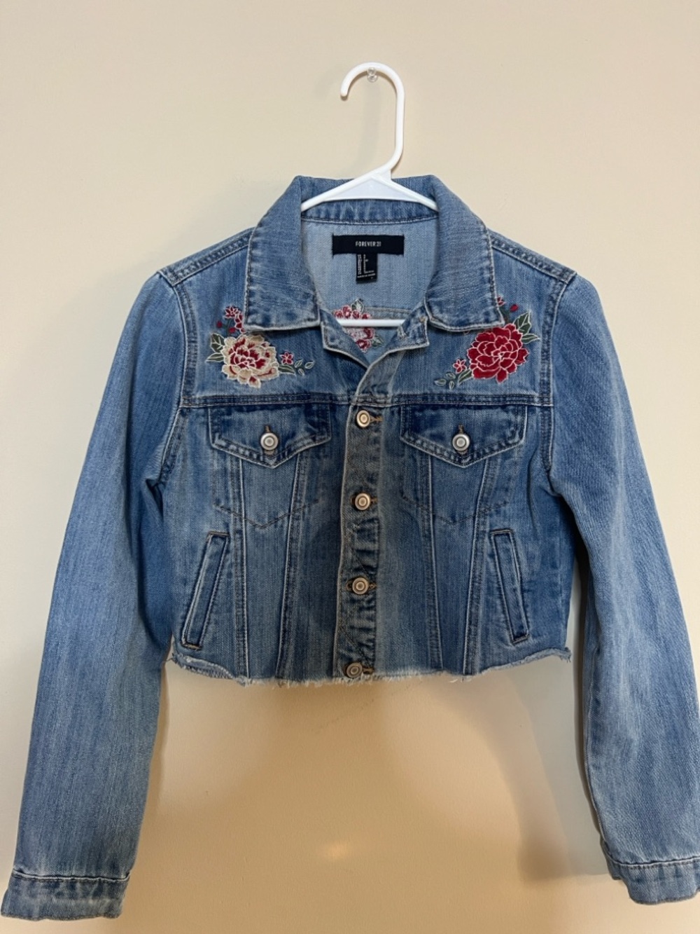 🌺🎴🫜🏡Forever 21 Light Blue Denim Jacket with Red and Blush Floral Embroidery - Picture 5 of 8